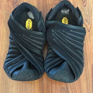 Vibram Furoshiki black wrap size 3Y -4Y barefoot shoe hiking